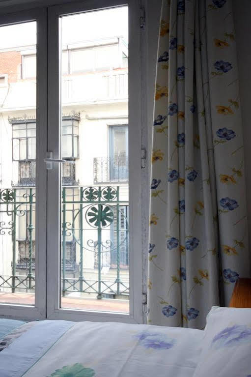 Hotel Ch Bueno à Madrid Extérieur photo
